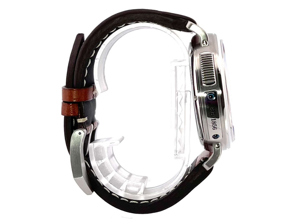 Zenith Pilot Aeronef Type 20 GMT Edelstahlgehäuse mit braunem Lederarmband, Seitenansicht.