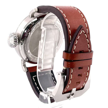 Rückansicht des Zenith Pilot Aeronef Type 20 GMT 03.2430.693-21.C723 mit poliertem Edelstahlgehäuse und braunem Lederarmband.