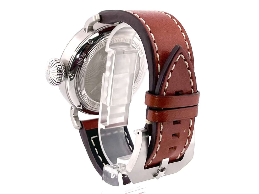 Rückansicht des Zenith Pilot Aeronef Type 20 GMT 03.2430.693-21.C723 mit poliertem Edelstahlgehäuse und braunem Lederarmband.