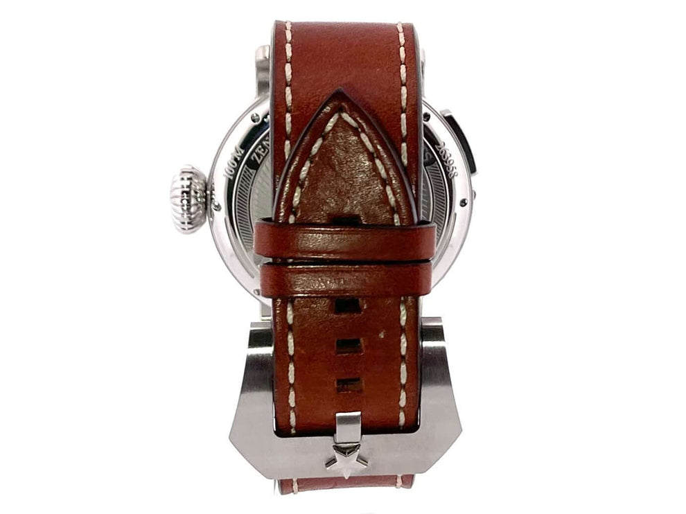 Rückseite der Zenith Pilot Aeronef Type 20 GMT 03.2430.693/21.C723 mit braunem Lederband und Edelstahlschnalle