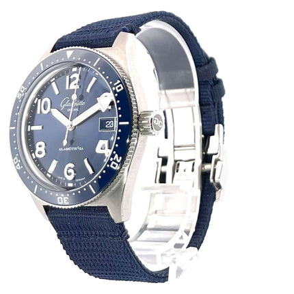 Glashütte Original SeaQ Ref. 1-39-11-09-81-34 Edelstahl Uhr mit blauem Zifferblatt, Textilband und blauer Lünette, seitliche Ansicht