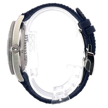 Seitenansicht der Glashütte Original SeaQ Ref. 1-39-11-09-81-34 Uhr mit poliertem Edelstahlgehäuse und blauem Textilarmband.