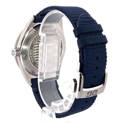 Rückansicht der Glashütte Original SeaQ 1-39-11-09-81-34 mit blauem Textilband und poliertem Edelstahlgehäuse, Jahr 2023.