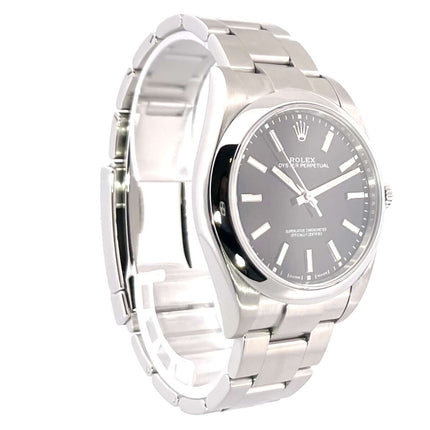 Rolex Oyster Perpetual 39 Schwarz 114300 aus Edelstahl, schwarzes Zifferblatt, Oyster Edelstahlband, poliert und satiniert, seitliche Ansicht