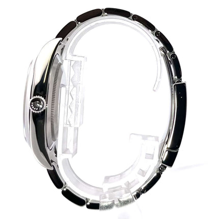 Seitenansicht der Rolex Oyster Perpetual 39 Schwarz 114300, Edelstahlgehäuse und Armband, poliert und satiniert.