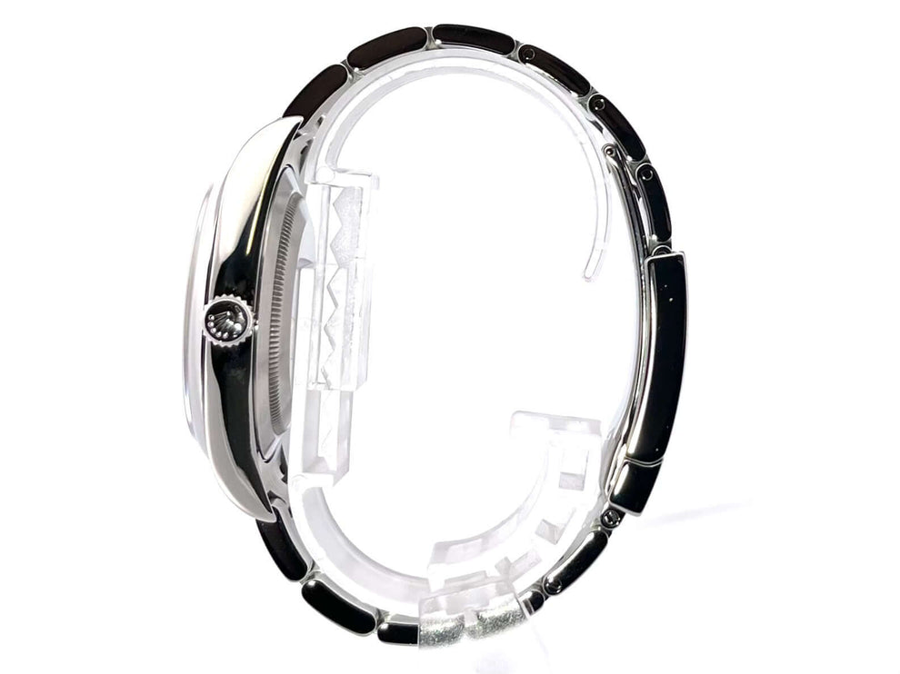 Seitenansicht der Rolex Oyster Perpetual 39 Schwarz 114300, Edelstahlgehäuse und Armband, poliert und satiniert.