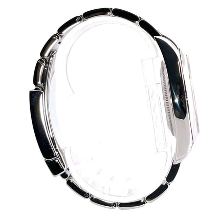 Seitenansicht des Rolex Oyster Perpetual 39 Schwarz 114300 mit poliertem und satiniertem Edelstahlgehäuse und -band.