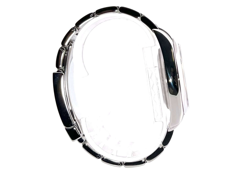 Seitenansicht des Rolex Oyster Perpetual 39 Schwarz 114300 mit poliertem und satiniertem Edelstahlgehäuse und -band.