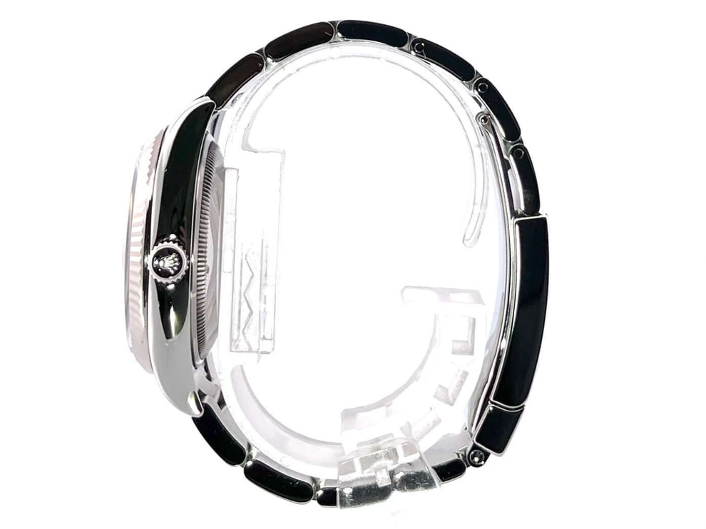 Rolex Oyster Perpetual Date 34 seitliche Ansicht Edelstahlgehäuse, polierte Weißgold-Lünette, und Oyster Armband