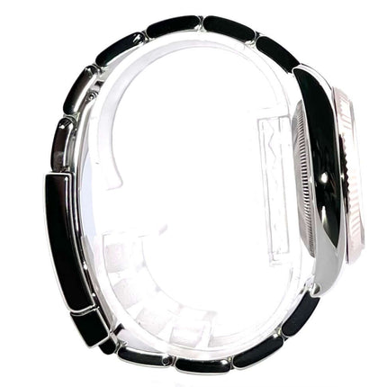 Seitenansicht des Rolex Oyster Perpetual Date 34 Armbands in Edelstahl und Weißgold, poliert und satiniert mit Faltschließe.