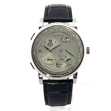 A. Lange & Söhne Lange 1 Zeitzone Platin 116.025 mit schwarzem Alligatorlederarmband und Platin Dornschließe, elegantes Design.