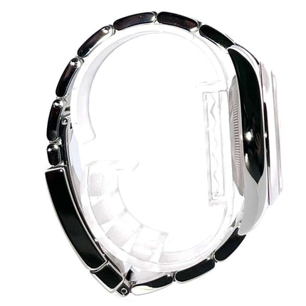 Seitenansicht des Rolex Datejust 36 Edelstahl 116200 mit poliertem und satiniertem Edelstahlgehäuse, Oyster Armband und Faltschließe.