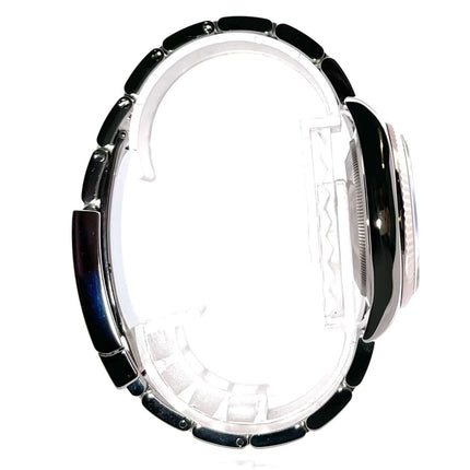 Seitliche Ansicht einer Rolex Datejust 36 Edelstahl - Weißgold 116234 mit blauem Diamantzifferblatt und Oyster Armband.