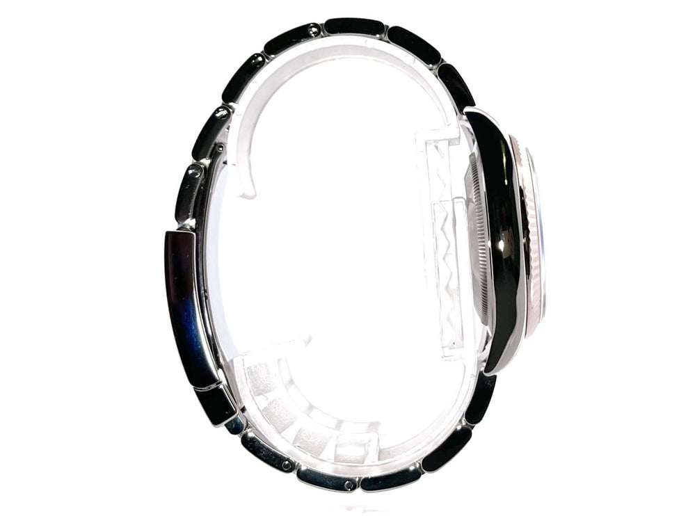 Seitliche Ansicht einer Rolex Datejust 36 Edelstahl - Weißgold 116234 mit blauem Diamantzifferblatt und Oyster Armband.