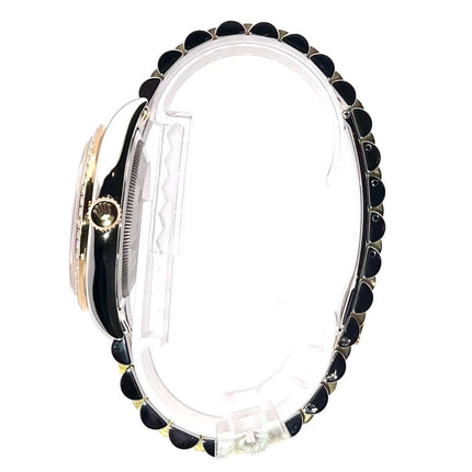 Seitenansicht der Rolex Datejust 36 Edelstahl Gelbgold mit Diamant Lünette und Perlmut Zifferblatt.