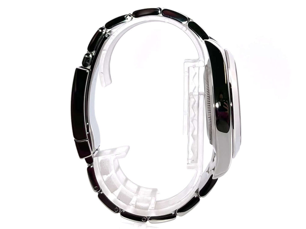 Seitenansicht der Rolex Datejust II 41 Edelstahl Ref. 116300 aus 2015 mit poliertem und satiniertem Oyster-Band und glatter Lünette.