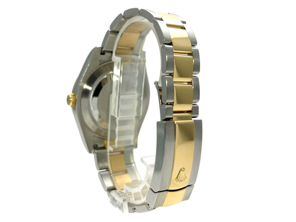 Rückansicht des Rolex Datejust II 41 Edelstahl Gelbgold 116333 Champagner mit zweifarbigem Armband und Faltschließe.