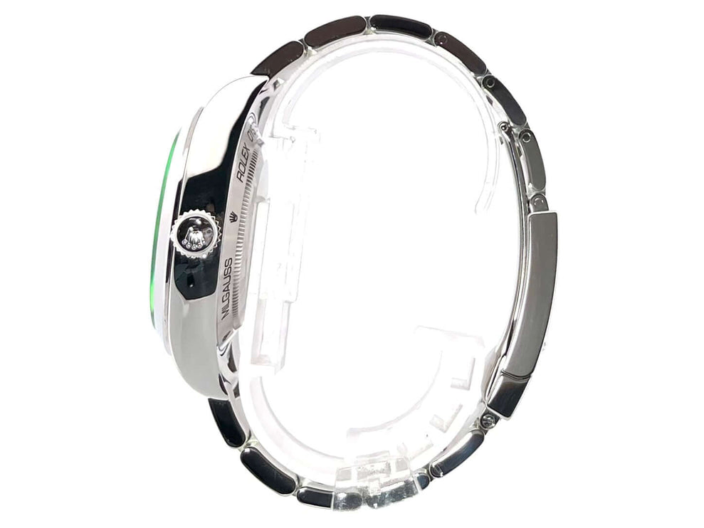 Seitenansicht der Rolex Oyster Perpetual Milgauss 116400GV mit poliertem Edelstahlgehäuse und Oyster-Armband
