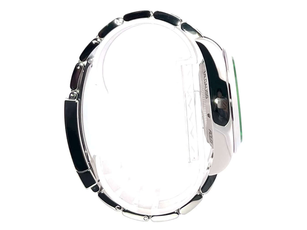 Seitliche Ansicht der Rolex Oyster Perpetual Milgauss 116400GV aus Edelstahl mit poliertem Oyster-Armband und Sicherheitsfaltschließe