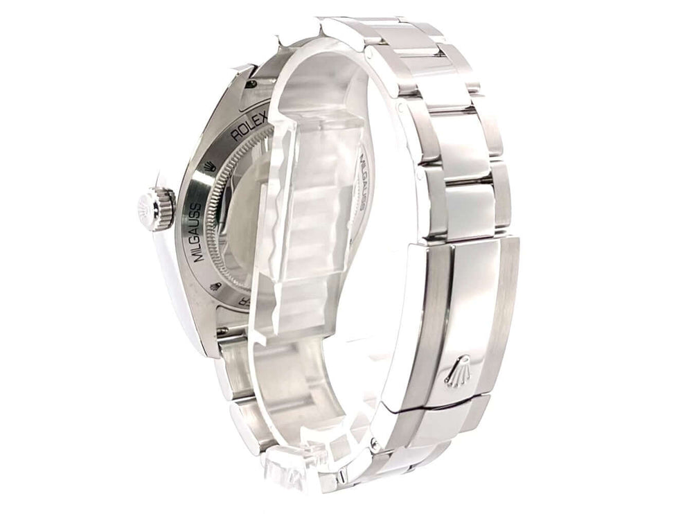 Rückseite des Rolex Oyster Perpetual Milgauss 116400GV mit poliertem Edelstahlgehäuse und Oyster-Armband