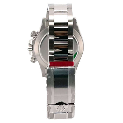 Rückansicht der Rolex Daytona Edelstahl 116500LN mit poliertem und satiniertem Edelstahlarmband und rot markierter Schließe.