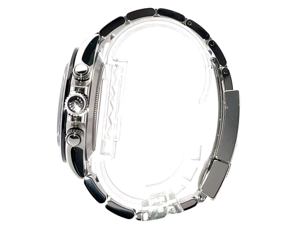 Seitenansicht der Rolex Daytona Edelstahl Ref. 116500LN mit poliertem und satiniertem Edelstahlgehäuse und Keramiklünette.