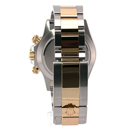 Rückseite einer Rolex Daytona 116503 Edelstahl Gelbgold Uhr, Armband und Schließe mit Rolex-Krone sichtbar.