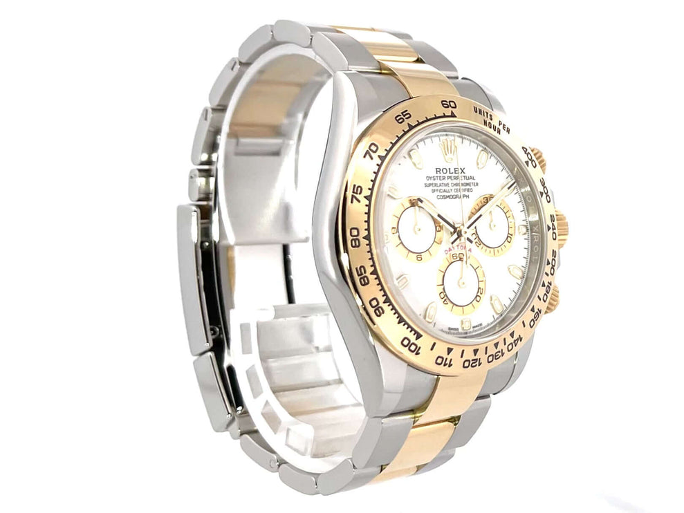 Rolex Daytona Edelstahl Gelbgold Ref. 116503 aus 2021 mit weißem Zifferblatt und Oyster-Armband, poliert und satiniert.
