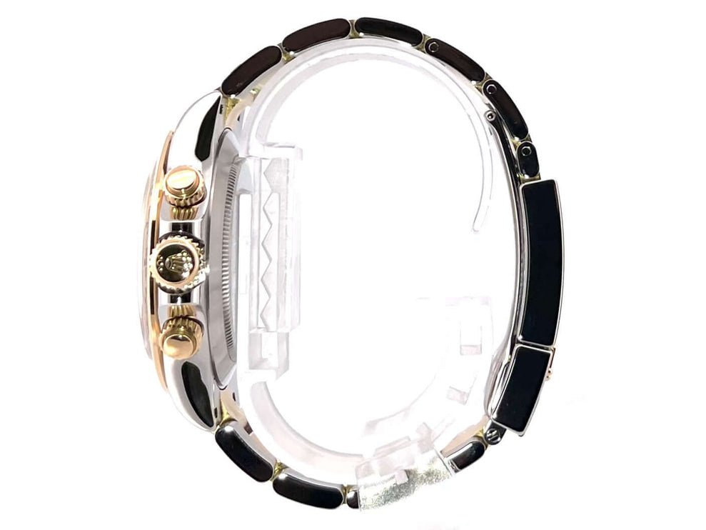 Seitenansicht der Rolex Daytona Edelstahl Gelbgold 116503, weißes Zifferblatt, 18 kt Gelbgold Lünette mit Tachymeterskala.