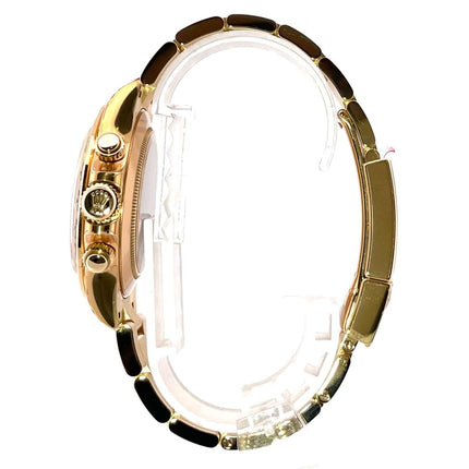 Seiteansicht der Rolex Cosmograph Daytona Gelbgold 116508 Grün mit 18 kt Gelbgoldgehäuse und Armband, grünem Zifferblatt und Tachymeterlünette.
