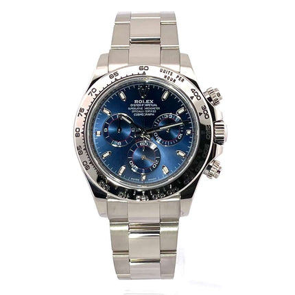 Rolex Cosmograph Daytona 116509 in Weißgold mit blauem Zifferblatt und Tachymeterskala, Armband aus poliertem und satiniertem Weißgold.