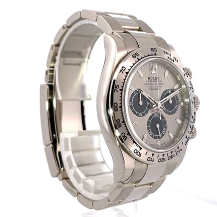 Rolex Cosmograph Daytona Weißgold 116509 mit grauem Zifferblatt und 18 kt Weißgoldgehäuse, Tachymeter-Lünette und Oyster-Armband fotografiert im Profil.