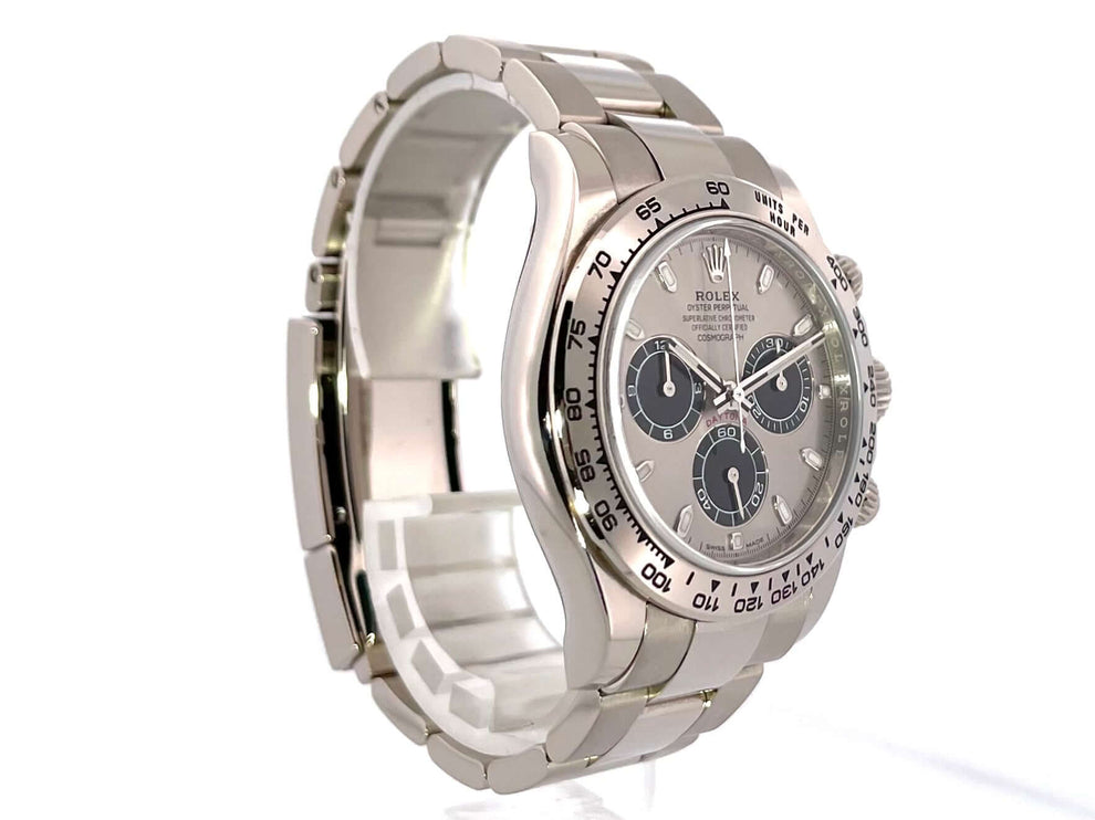 Rolex Cosmograph Daytona Weißgold 116509 mit grauem Zifferblatt und 18 kt Weißgoldgehäuse, Tachymeter-Lünette und Oyster-Armband fotografiert im Profil.