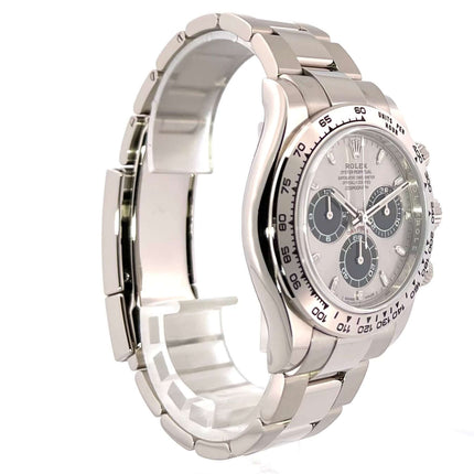 Rolex Cosmograph Daytona 116509 Weißgold Grau aus 2022, ungetragen mit poliertem und satiniertem 18 kt Weißgold Gehäuse und Armband.