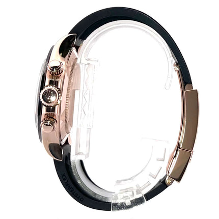 Seitliche Ansicht der Rolex Cosmograph Daytona 116515LN in poliertem Everose-Gold mit schwarzem Oysterflex-Armband und Faltschließe.