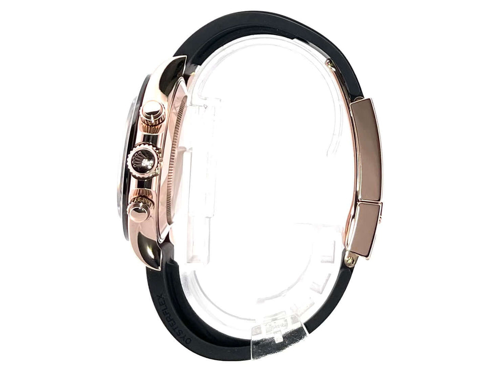 Rolex Daytona 116515LN Everose-Gold Seitansicht mit schwarzem Oysterflex-Armband und Faltschließe.