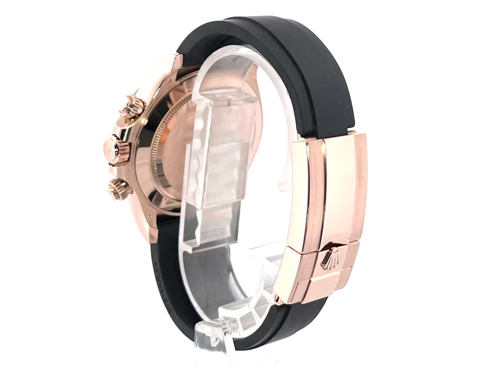 Seitenansicht einer Rolex Daytona 116515LN in Everose-Gold mit schwarzem Oysterflex-Armband und Faltschließe.