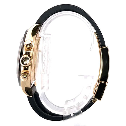 Profilansicht der Rolex Daytona 116518LN aus Gelbgold mit schwarzem Oysterflex-Armband und Keramiklünette