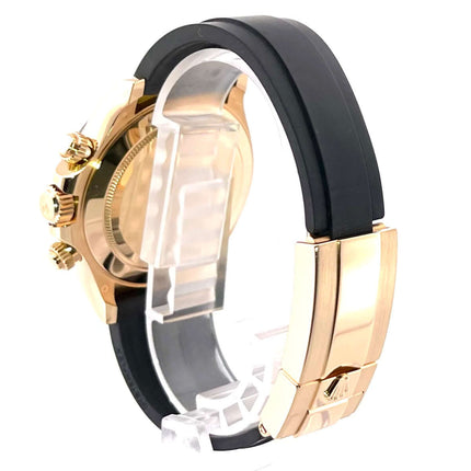 Rückansicht der Rolex Daytona 116518LN aus Gelbgold mit schwarzem Oysterflex-Armband und Faltschließe, Ref. 116518LN.