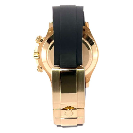 Rückansicht der Rolex Daytona 116518LN mit schwarzem Oysterflex-Band und 18 kt Gelbgoldgehäuse.