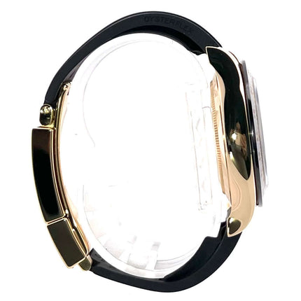 Seitliche Ansicht der Rolex Daytona 116518LN mit Gelbgold-Gehäuse und schwarzem Oysterflex-Band.