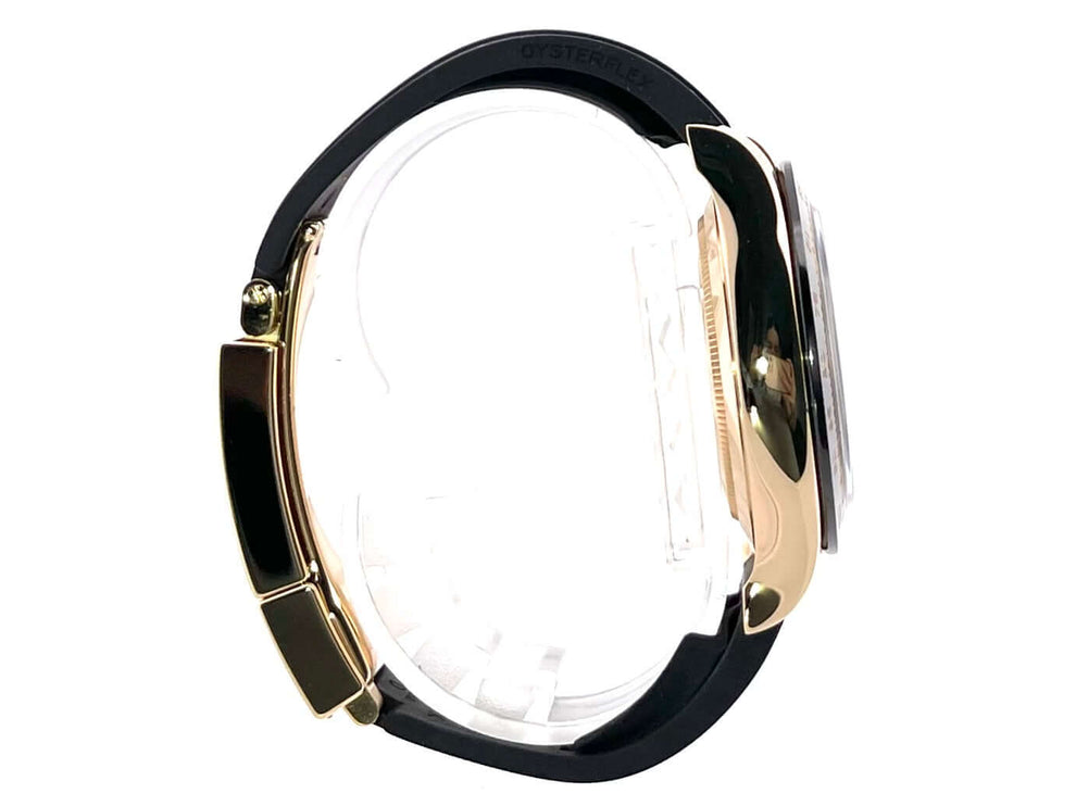 Seitliche Ansicht der Rolex Daytona 116518LN mit Gelbgold-Gehäuse und schwarzem Oysterflex-Band.