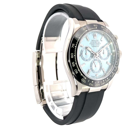 Rolex Daytona 116519LN Weißgold Oysterflex Eisblau Diamant mit schwarzem Band und Tachymeter-Lünette.