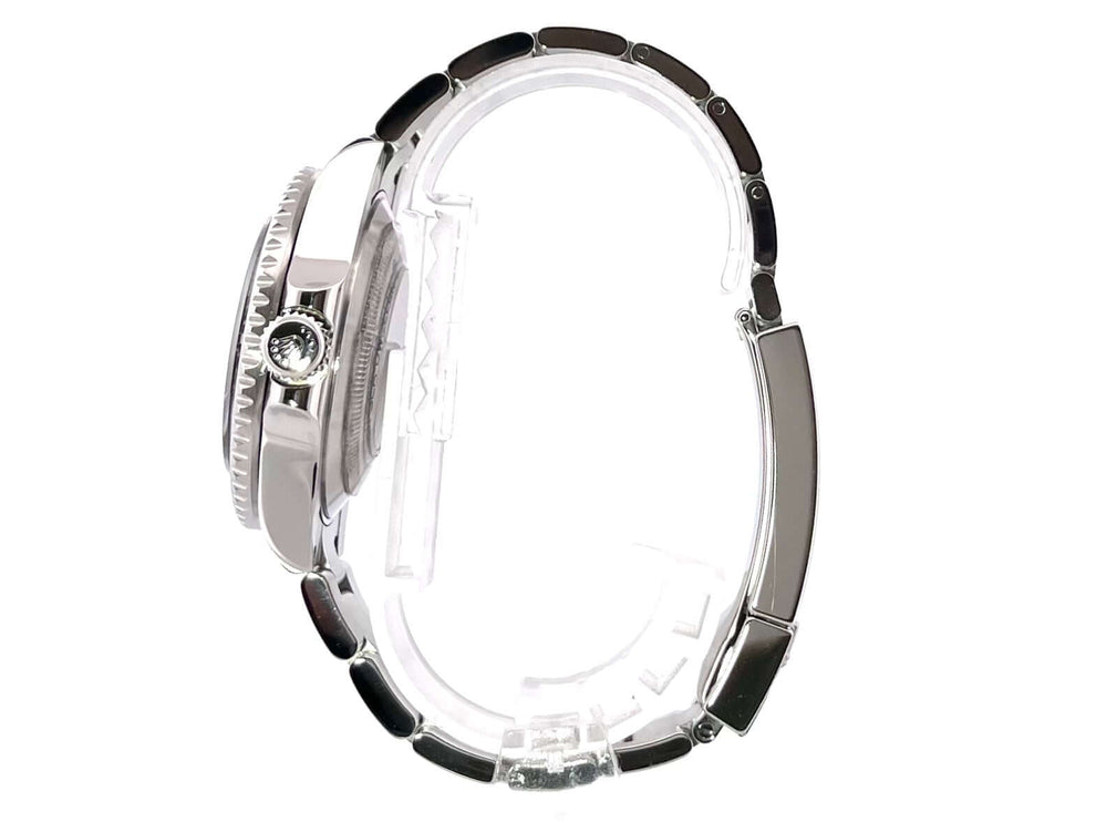 Seitenansicht der Rolex Sea-Dweller 4000 Ref. 116600, Edelstahlgehäuse, satiniertes Oyster-Armband, schwarze Keramik Lünette.