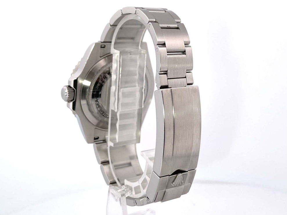 Rückansicht der Rolex Sea-Dweller 4000 Ref. 116600 mit satiniertem Edelstahlband und Sicherheitsfaltschließe, Modell aus 2014.