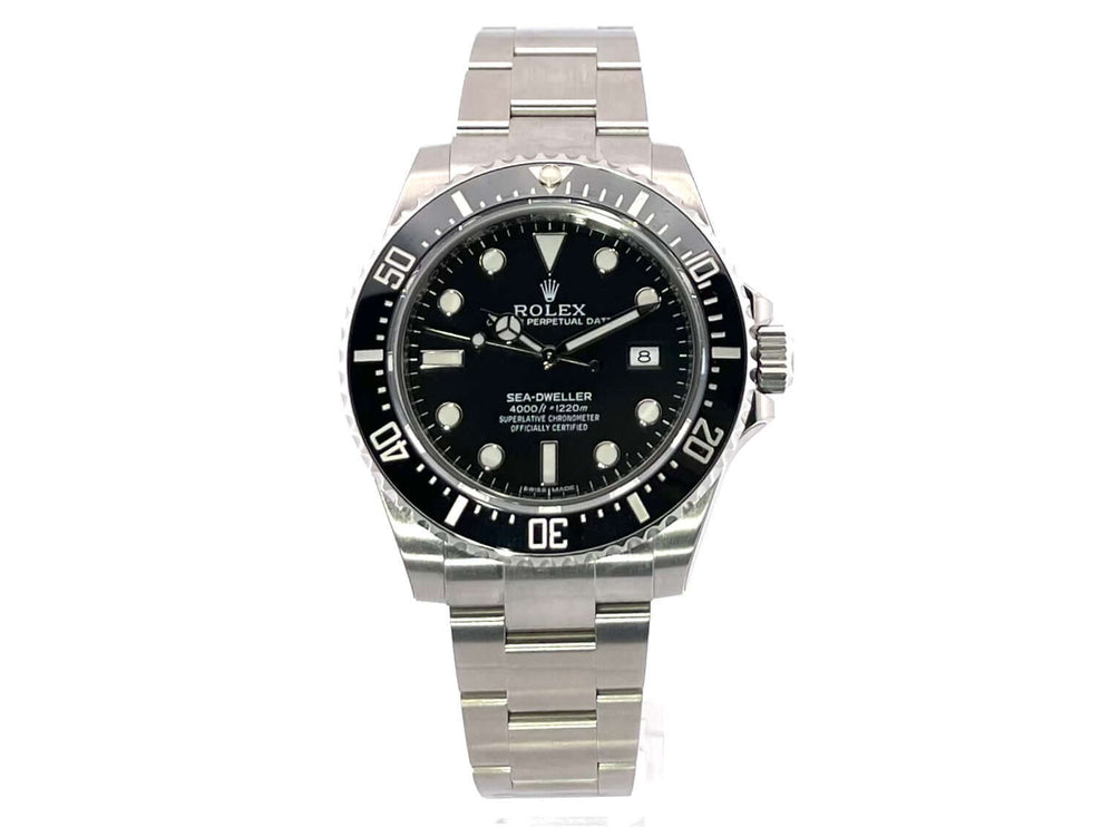 Rolex Sea-Dweller 4000 Ref. 116600 aus Edelstahl, schwarzes Zifferblatt und Keramiklünette, 40 mm Gehäuse, Bild vor weißem Hintergrund.