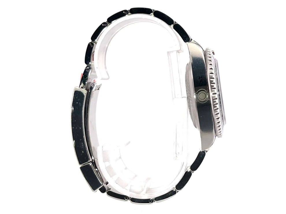 Seitenansicht Rolex Sea-Dweller 4000 Ref. 116600 mit Edelstahlgehäuse und schwarzer Keramik Lünette