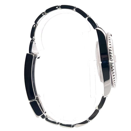 Seitenansicht der Rolex Submariner Date 116610LN Edelstahl mit poliertem und satiniertem Oyster-Armband und schwarzer Keramik-Lünette.