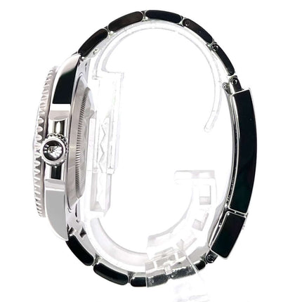 Rolex Submariner Date 116610LN Edelstahl Seitenansicht mit schwarzer Keramik Lünette und Edelstahlarmband