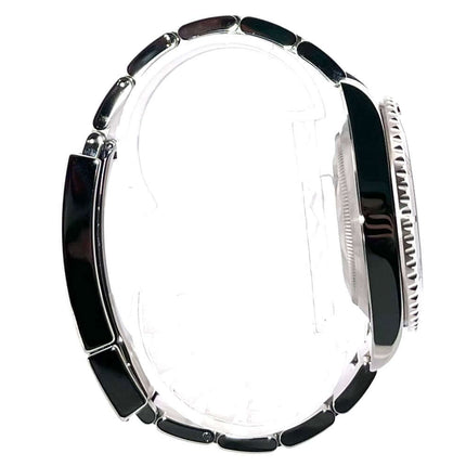 Rolex Submariner Date 116610LN Edelstahl Seitenansicht des Uhrgehäuses und Armbands.